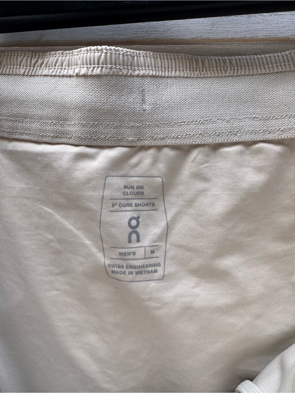 On Running 5” Core Shorts Men’s Beige Athletic Training Shorts Size M - Picture 7 of 7